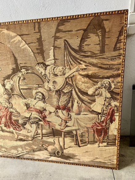 Antiguo tapiz con escenas