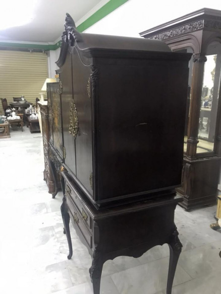 Mueble aparador con bronces