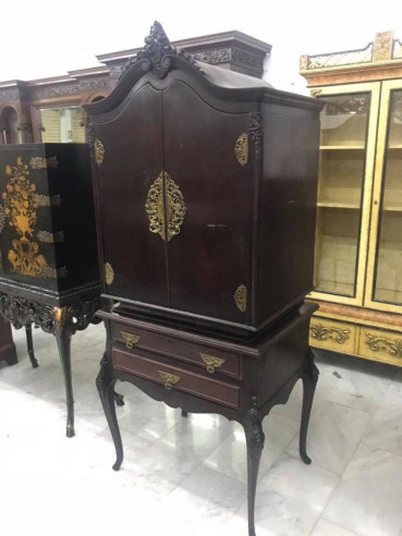 Mueble aparador con bronces