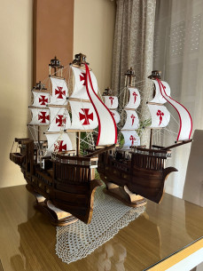 Pareja de Galeones en madera de haya hechos y decorados a...