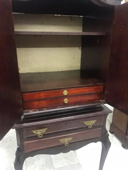 Mueble aparador con bronces