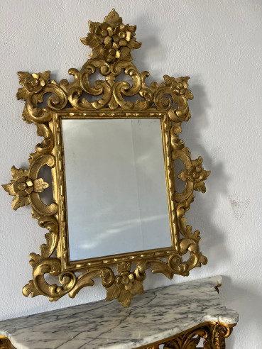 Espejo tallado en madera con adornos florales y dorado