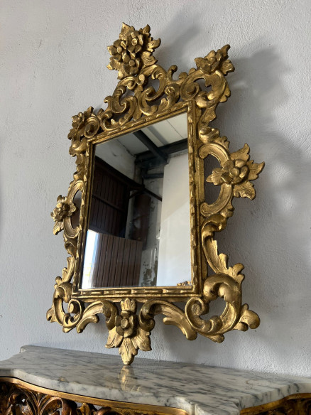 Espejo tallado en madera con adornos florales y dorado