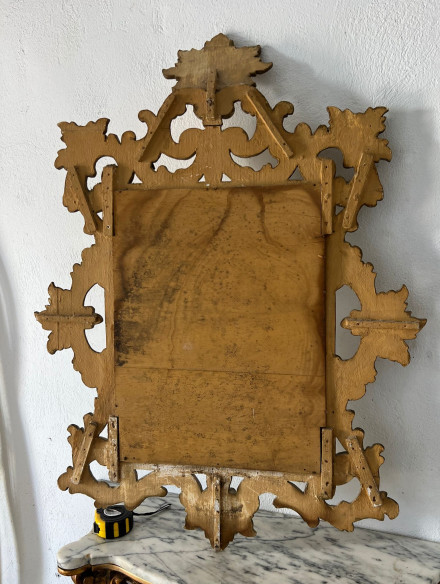Espejo tallado en madera con adornos florales y dorado