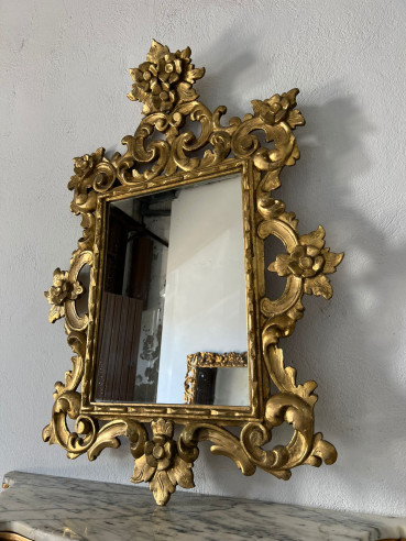 Espejo tallado en madera con adornos florales y...