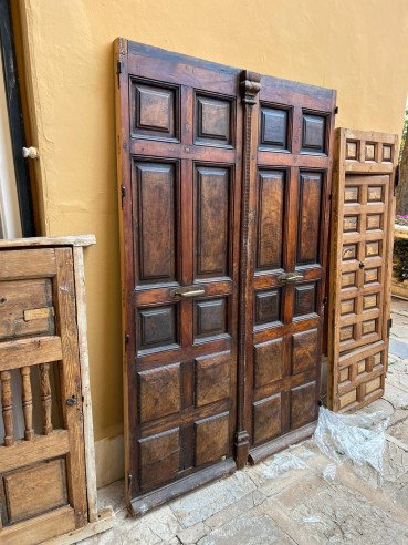 Elegante puerta hecha en roble castaño.