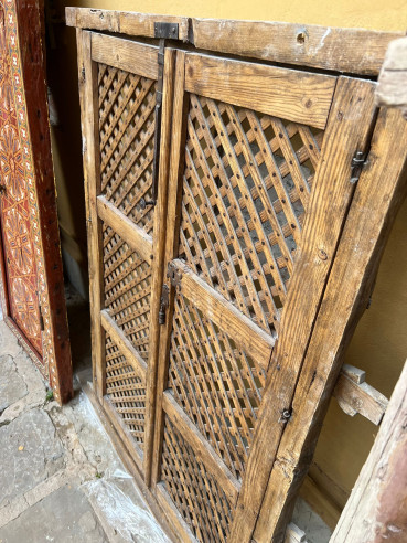 Preciosas puertas de alacena XVIII con marco original.