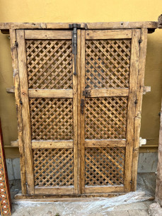 Preciosas puertas de alacena XVIII con marco original. 2