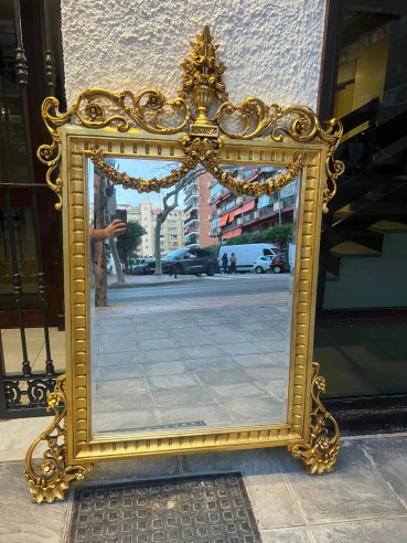 Elegante espejo dorado biselado en madera
