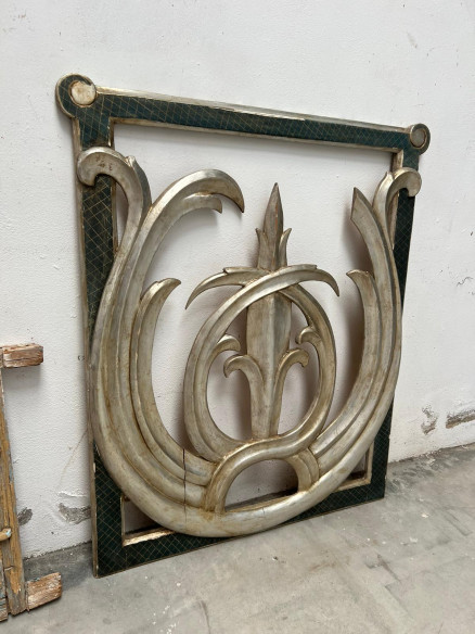 Adorno en madera para penacho o detalle de altar.