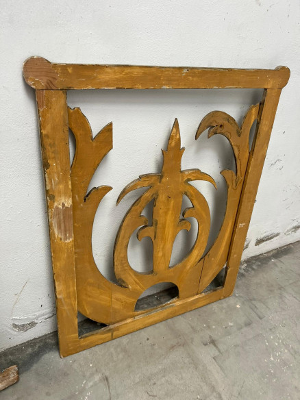 Adorno en madera para penacho o detalle de altar.
