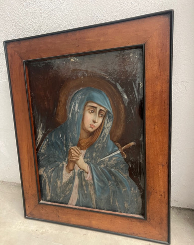 Virgen Dolorosa pintada bajo cristal.