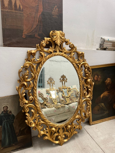 Gran espejo cornucopia con penacho dorado en oro fino.
