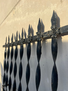 Bonita reja hecha a fragua, torneada y con adornos en flores 2