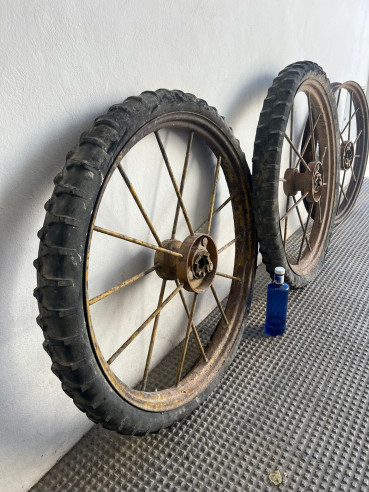 3Ruedas de carro en hierro.