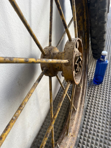 3Ruedas de carro en hierro.