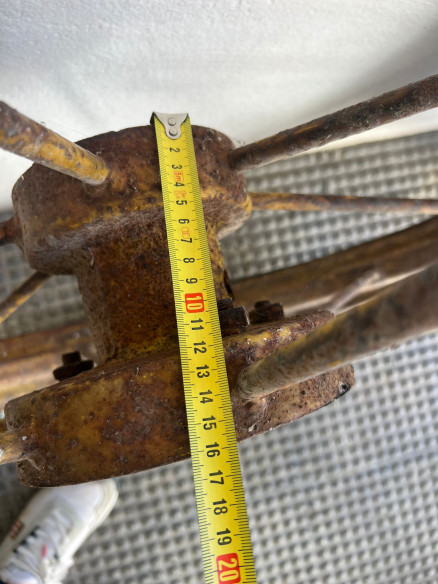 3Ruedas de carro en hierro.