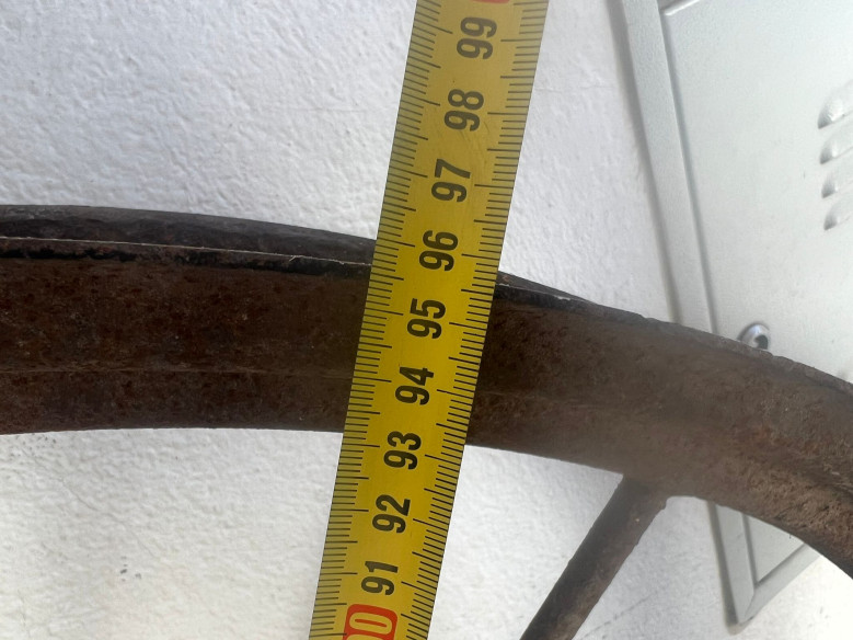 3Ruedas de carro en hierro.