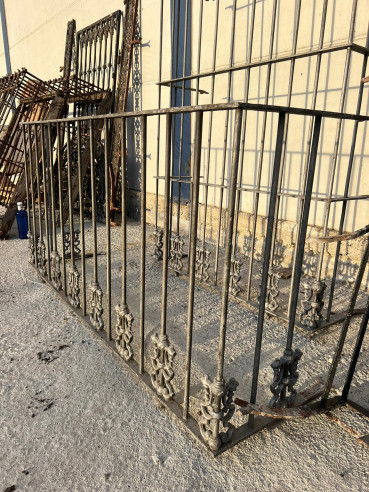 Reja y balconera compañera en hierro.