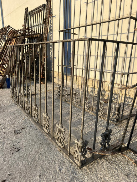 Reja y balconera compañera en hierro.
