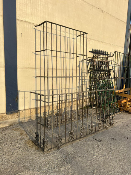 Reja y balconera compañera en hierro.