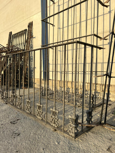 Reja y balconera compañera en hierro.