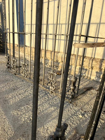 Reja y balconera compañera en hierro.