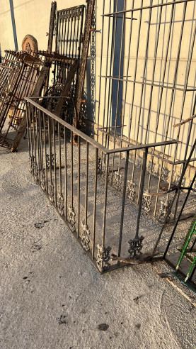 Reja y balconera compañera en hierro.