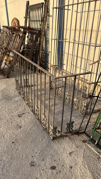 Reja y balconera compañera en hierro.