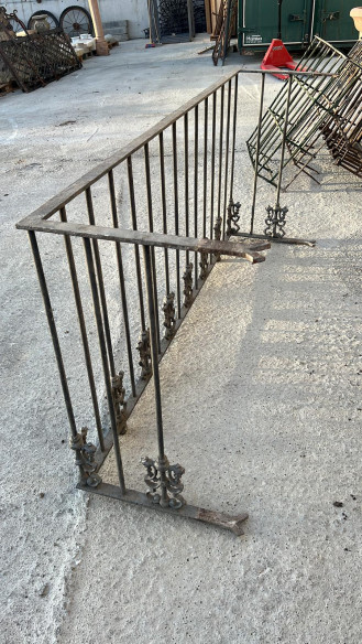 Reja y balconera compañera en hierro.
