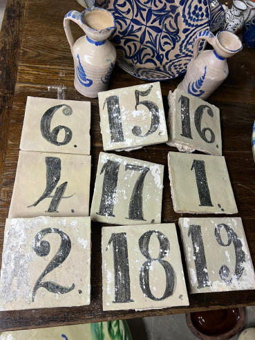 Antiguos números en baldosa de barro