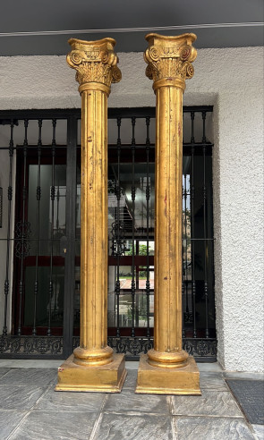 Pareja de columnas talladas en madera.