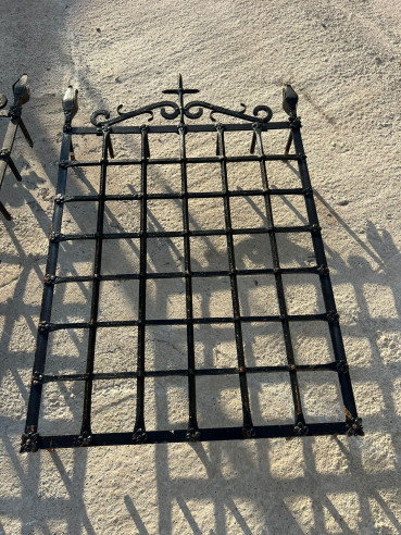 Reja de convento con remate en cruz hecha a...