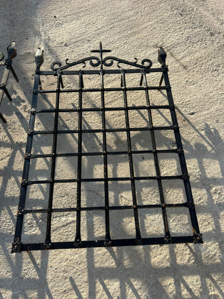 Reja de convento con remate en cruz hecha a fragua XVIII.