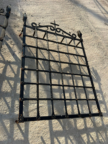 Reja de convento con remate en cruz hecha a...