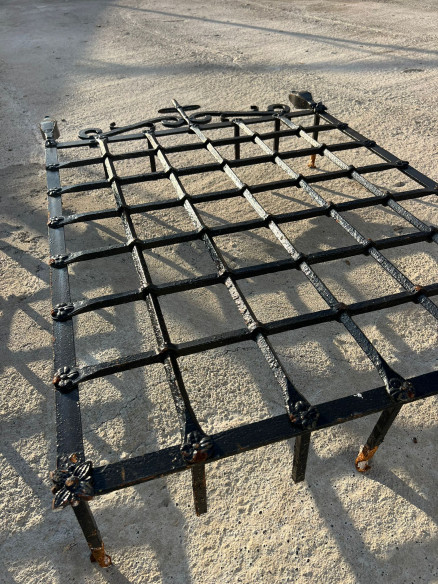 Reja de convento con remate en cruz hecha a fragua XVIII.