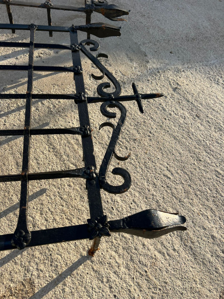 Reja de convento con remate en cruz hecha a fragua XVIII.
