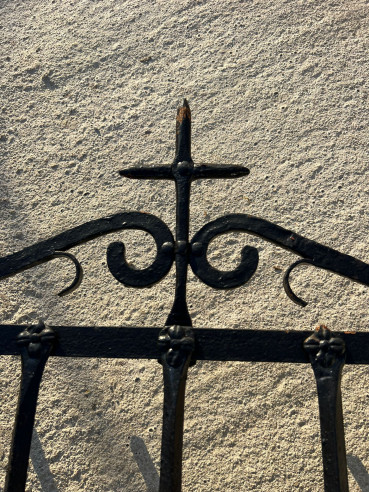 Reja de convento con remate en cruz hecha a...
