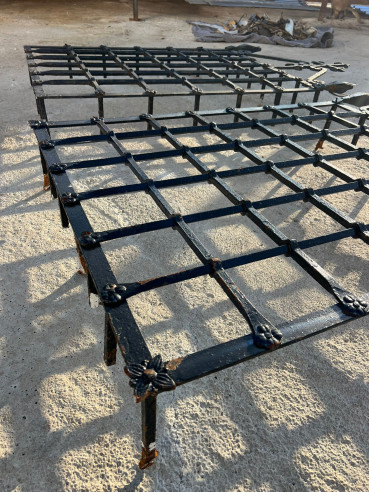 Reja de convento con remate en cruz hecha a...