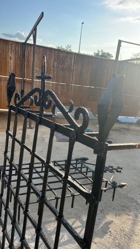 Reja de convento con remate en cruz hecha a...