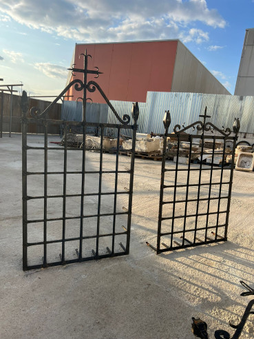 Reja de convento con remate en cruz hecha a...