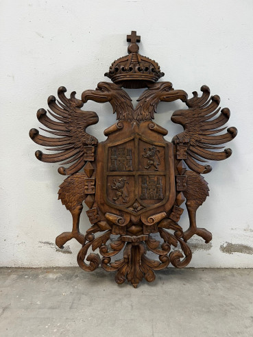 Águilas Imperiales con escudo tallado.