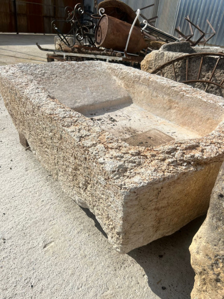 Pilón en piedra blanca con lavadera y medio punto.