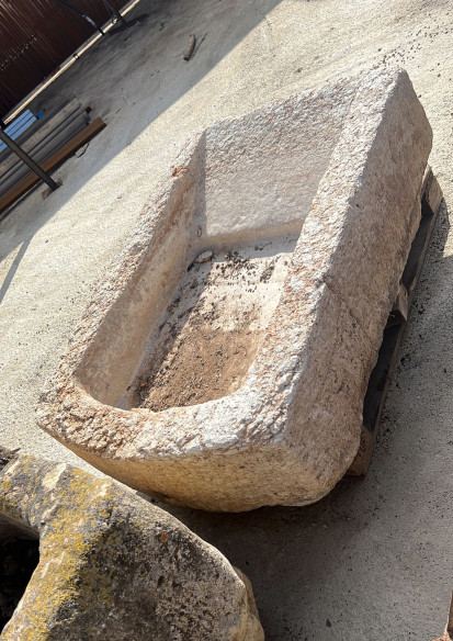 Pilón en piedra blanca con lavadera y medio punto.