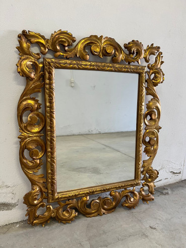 Espejo tallado en madera y dorado en oro fino.