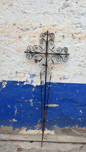 Miliario para decoración o terminación de edificio, cruz hecha a fragua.