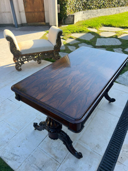 Mesa en caoba con ruedas.