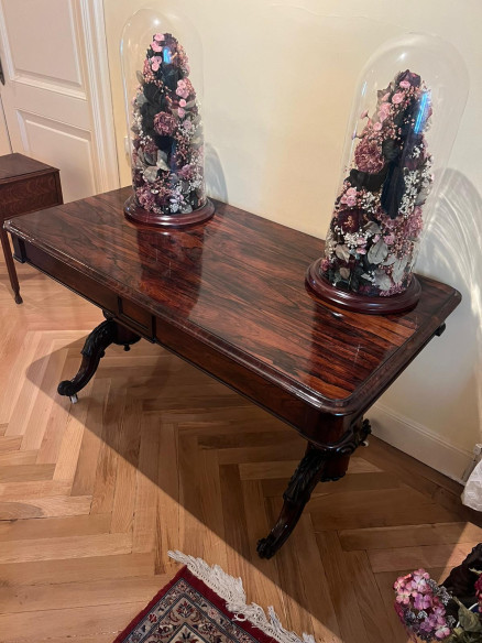 Mesa en caoba con ruedas.