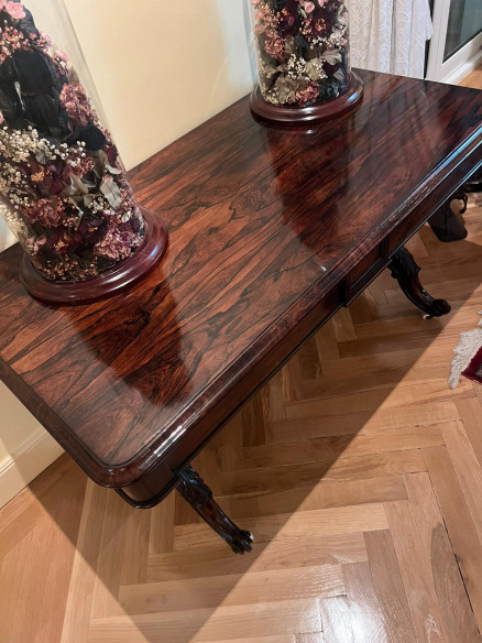 Mesa en caoba con ruedas.