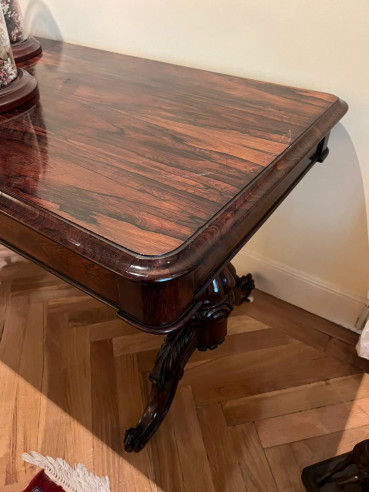 Mesa en caoba con ruedas.